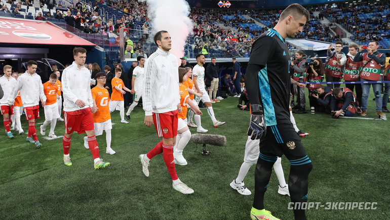    Футболисты сборной России выходят на матч против сборной Ирака.Александр Федоров