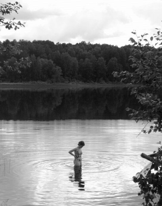 Стою посреди озера в Вологодской области и думаю: красиво, очень красиво, всё здорово... но моря это не заменит. 