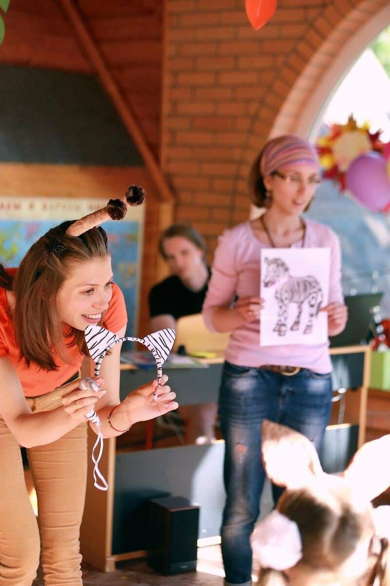 "Изначально мы с коллегой, Натальей Косаревой, проводили детские праздники на английском. " - Александра Ли