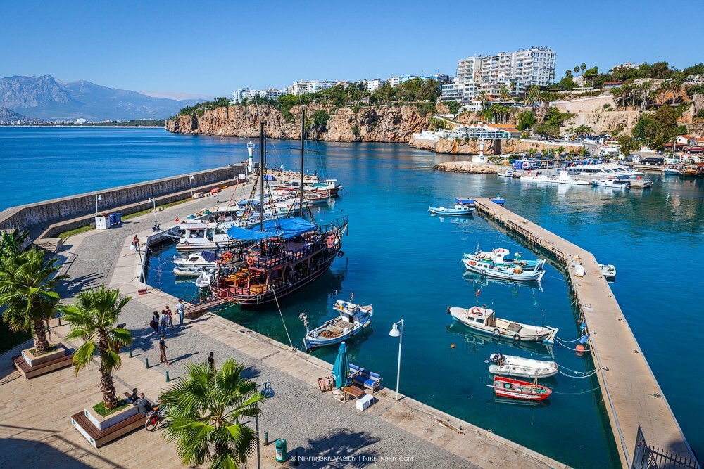 Анталия - один из самых популярных туристических курортов Турции, богатый не только пляжами и развлечениями, но и историческими достопримечательностями. Одной из них является старый порт Анталии.