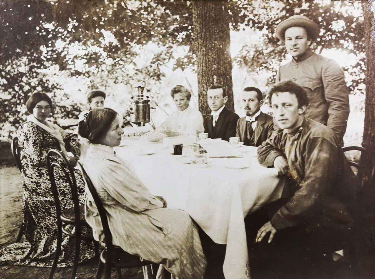 В Шахматово. Любовь Дмитриевна — слева на втором плане, Блок — справа, на переднем