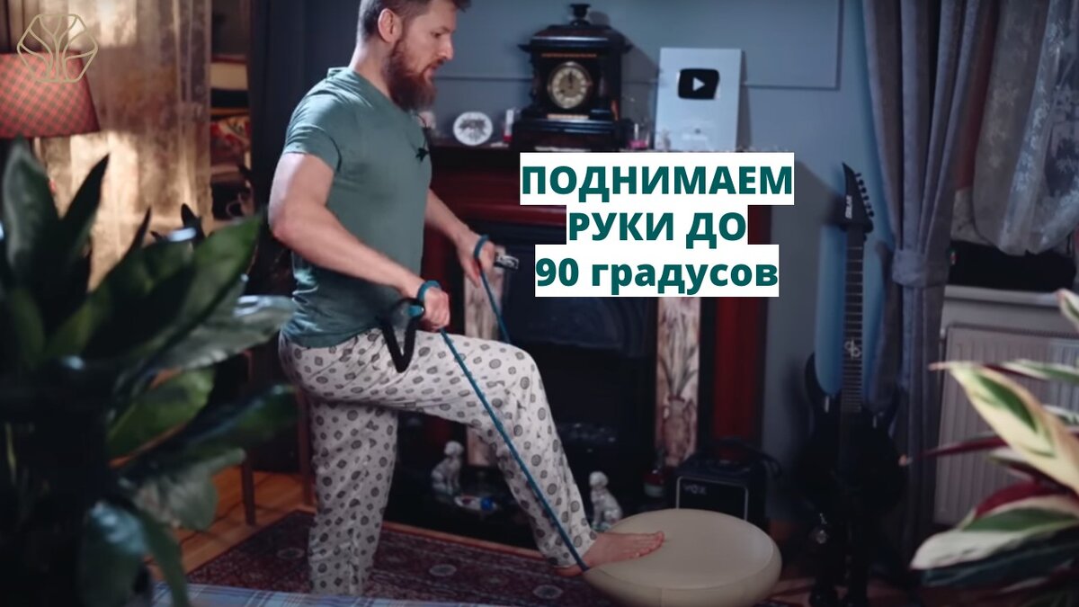 Резинка под ногой и начинаем разводить локти в стороны до прямого угла. Сгибаем и натягиваем руки на себя, смотрим вперед, спина и шея прямая, и делаем так до ощущения жжения в мышцах. 