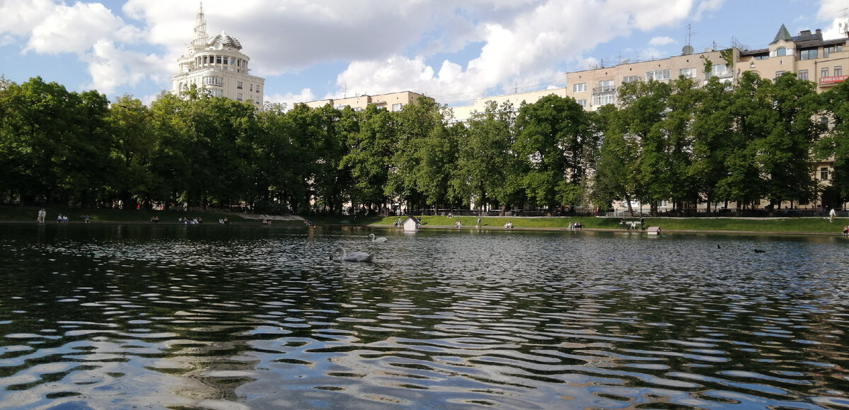 Воланд на патриарших прудах камеди клаб. Патриаршие пруды Булгаков. Патриаршие пруды им Маркса фонтан.