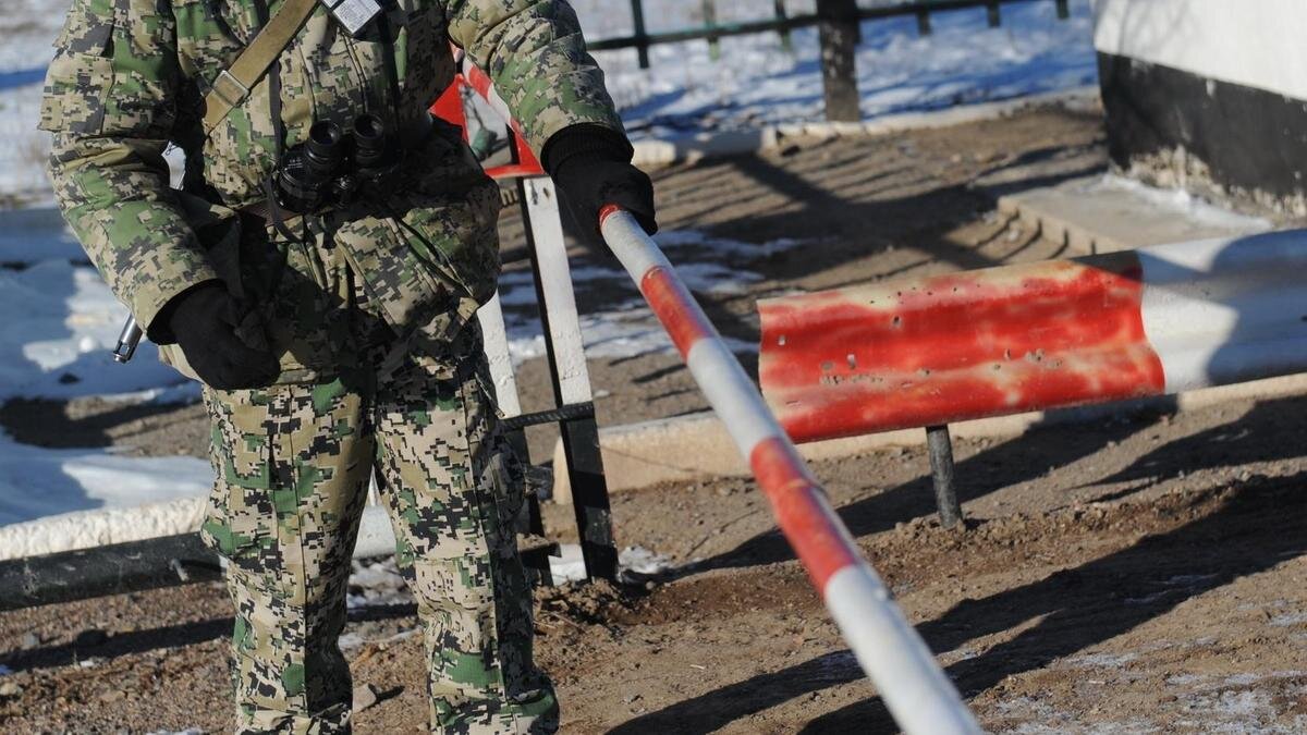    Пограничник на пункте пропуска:NUR.KZ/Владимир Третьяков