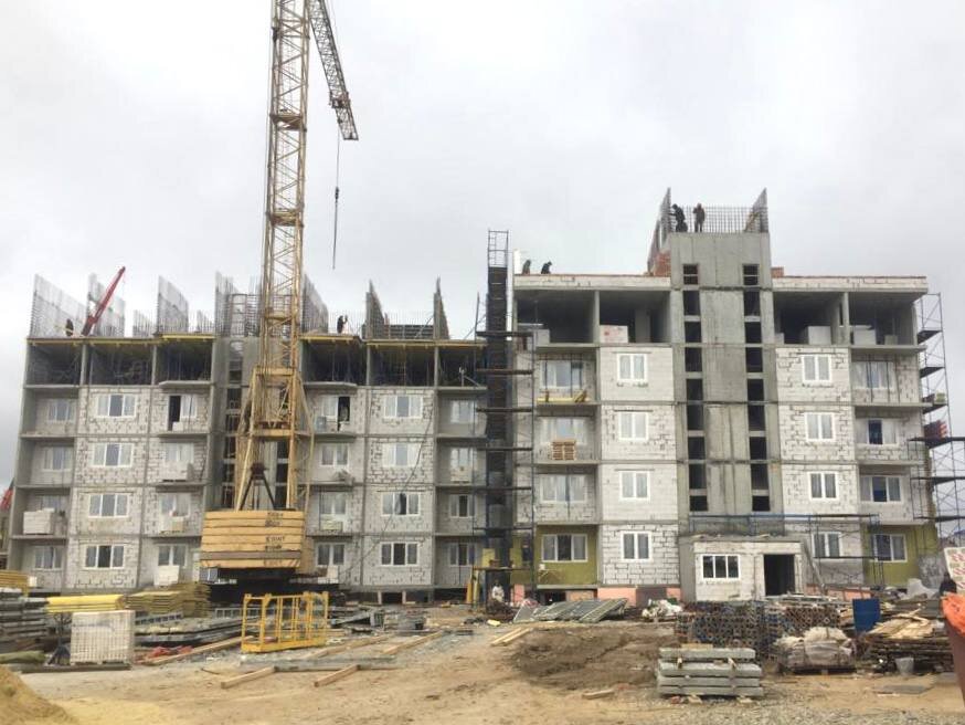 В проблемном доме в Элисте развернуты монолитные и кладочные работы ...