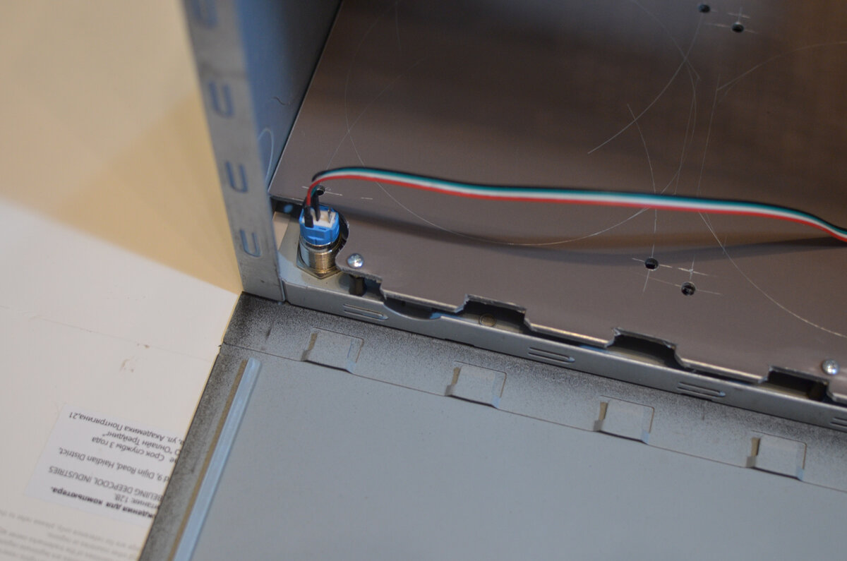 Пропилы под элементы крепления крышки.