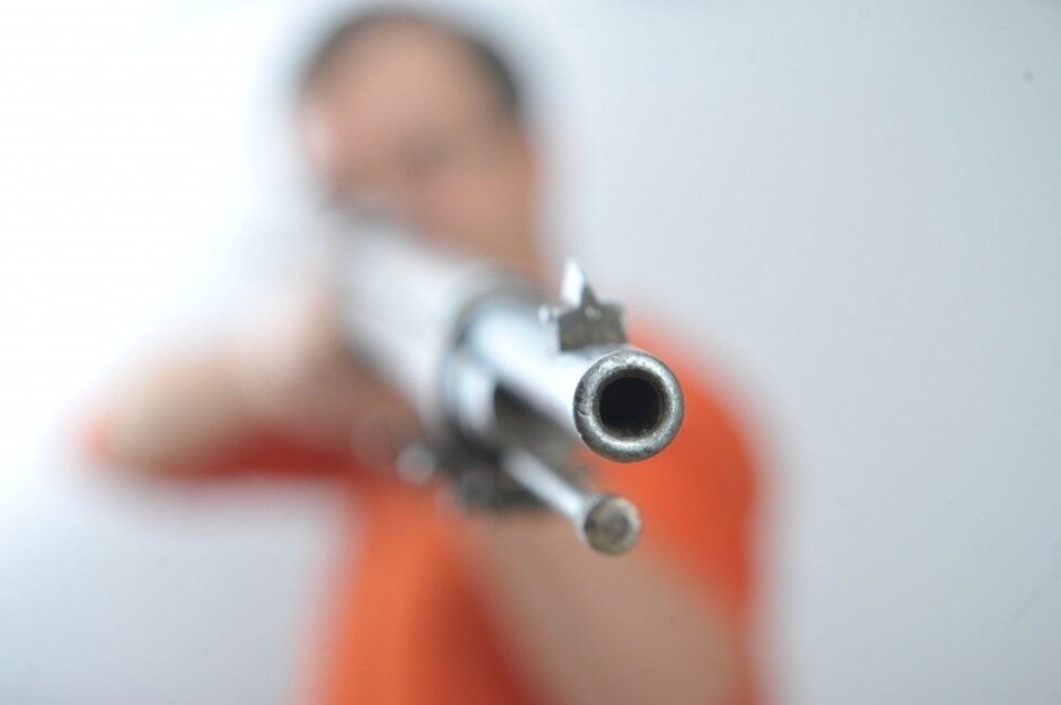     Мужчина стрелял из ружья, высунувшись в окно. Михаил ФРОЛОВ