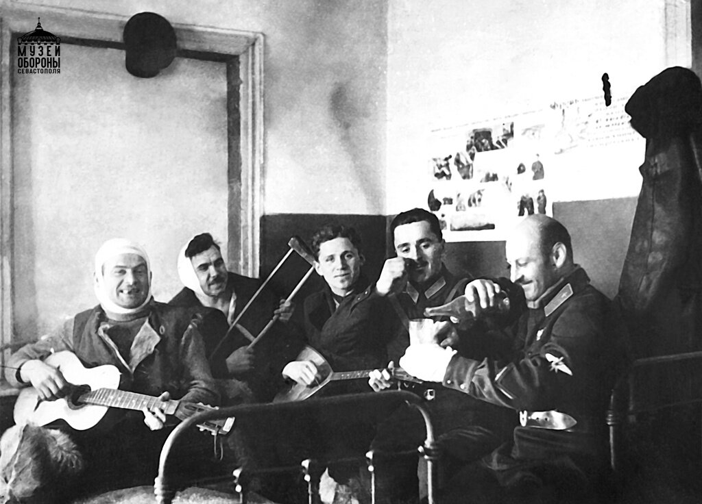 Н.Г. Степанян (справа) в военном госпитале