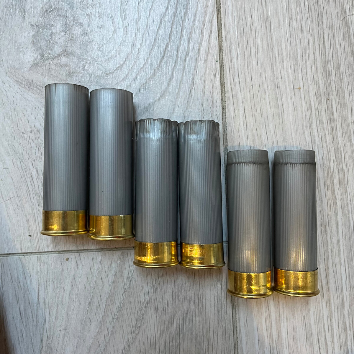 Две слева - это после выстрела с заглушкой. Как видите, теория пока подтверждается - гильзы целые. 