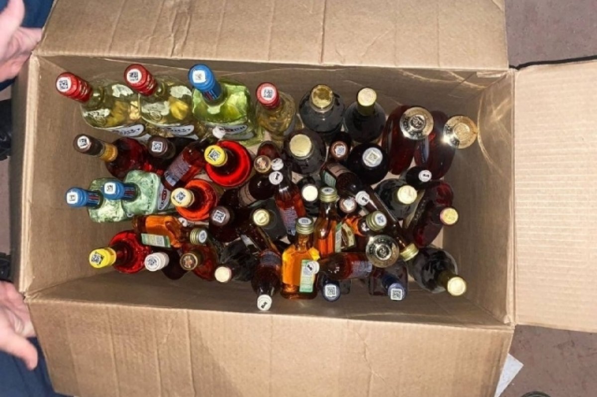    Полицейские изъяли из её магазина почти 500 бутылок со спиртным.