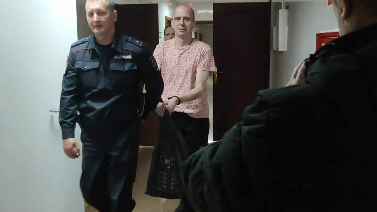     В Абаканском городском суде начали рассматривать дело Михаила Афанасьева — журналиста хакасского издания «Новый Фокус», которого обвиняют в «фейках об армии» за свою статью.