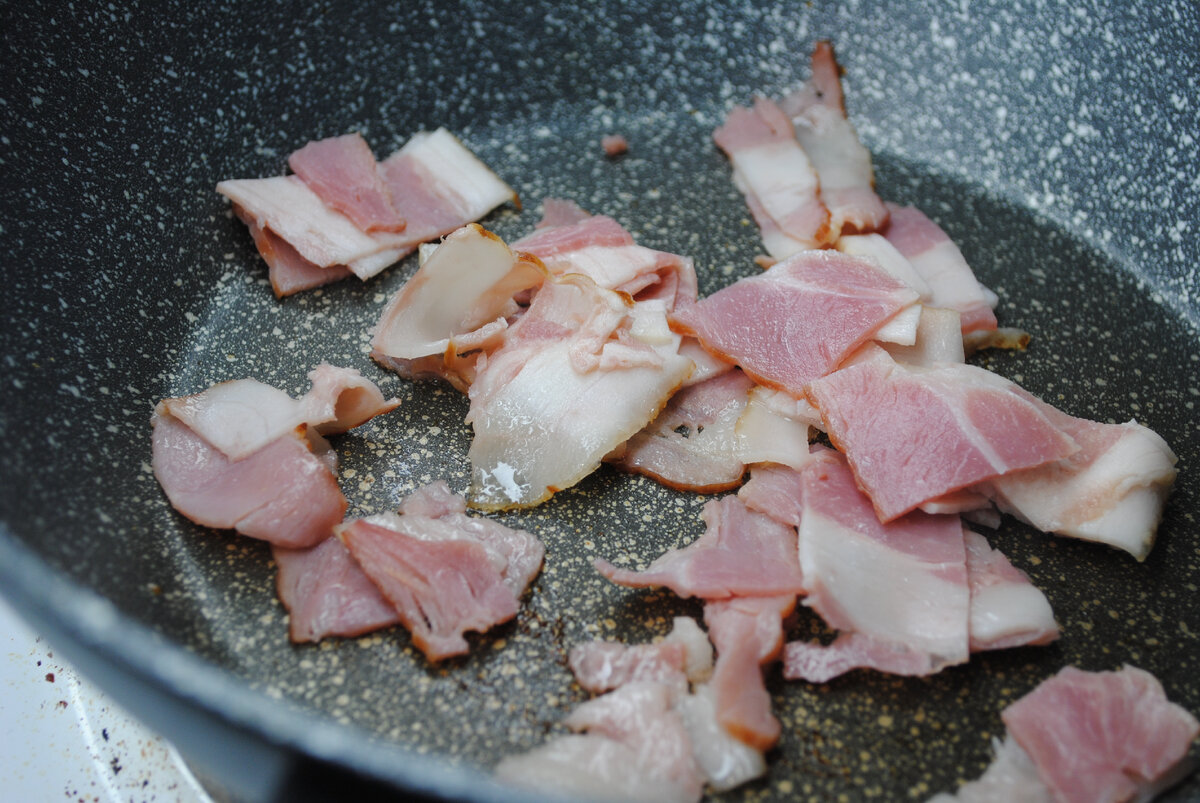 Используй бекон, с достаточной прослойкой мяса и жира.