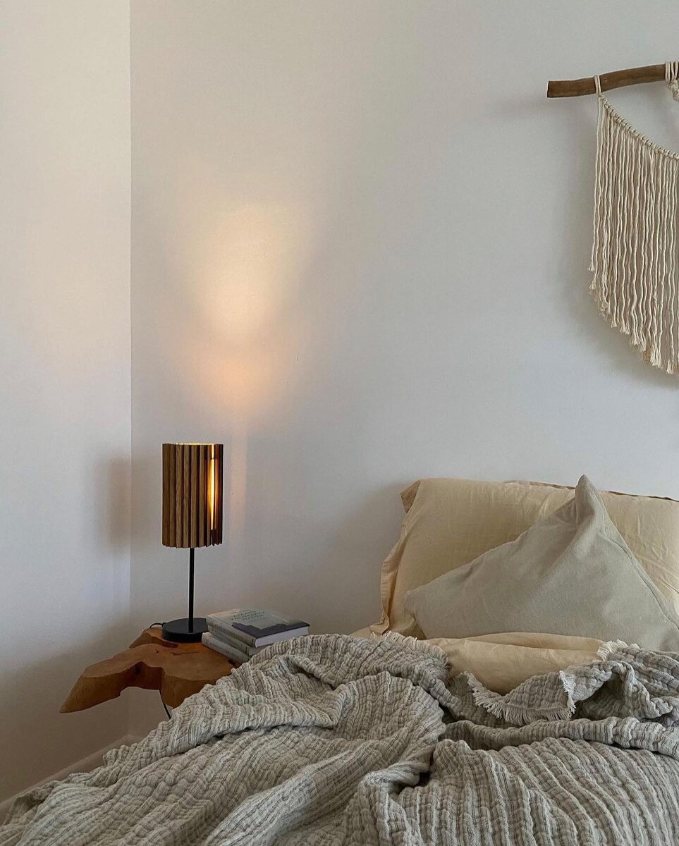 Квартира Элины Моденовой. На фото настольная лампа Rotor