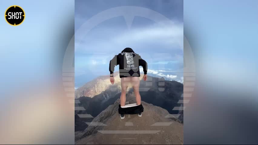    Блогер Юрий Чиликин устроил стриптиз на Бали с видом на священную гору Видео: Shot