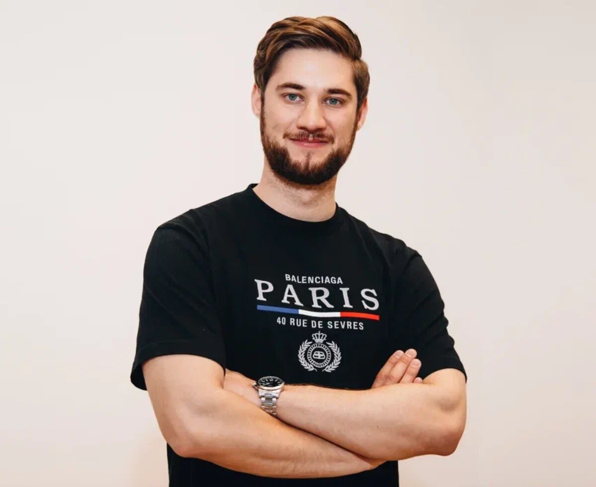 Привет! Меня зовут Антон Соколов, я основатель школы CHICAGA. Покажу нашу гордость — онлайн-платформу для изучения английского.