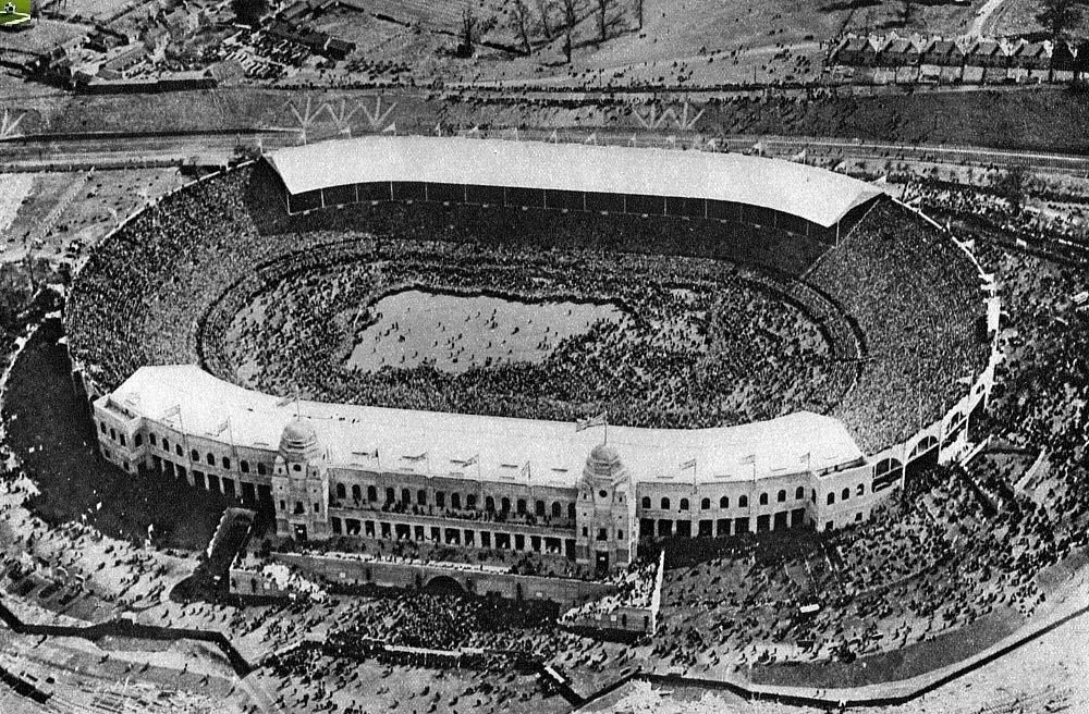 Стадион уэмбли старый. Уэмбли стадион старый. Олимпийский стадион в Стокгольме 1912. Олимпийский стадион Берлин 1974 год. Стадион Уэмбли до реконструкции.