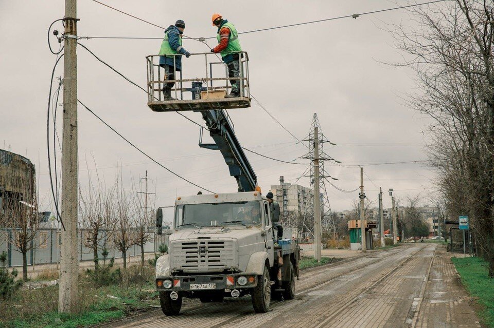     Сейчас в городе монтируют контактную сеть. Фото: Моргун/ТГ