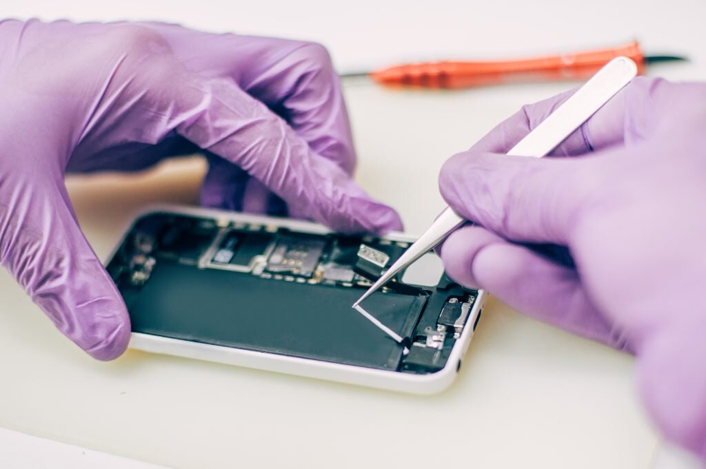    Когда вы смотрите видео, пишете сообщение или другими способами снижаете заряд батареи, в ней протекают окислительно-восстановительные реакции Мария Филиппова