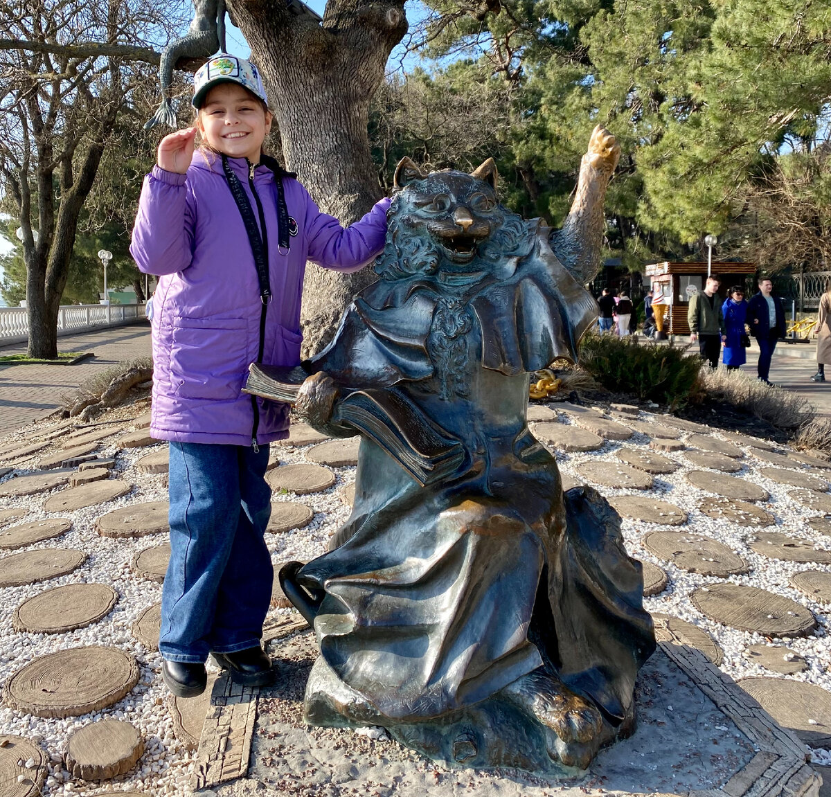 25.03.2023. На фотографии Анечка и кот учёный... можно сказать, что два учёных в кадре:)