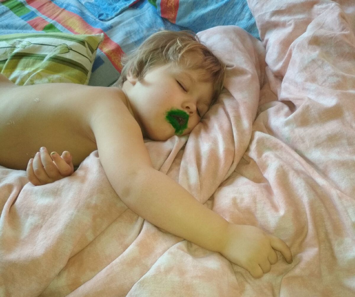 Пока мама работает, детка себя развлекает 🤣🤣🤣