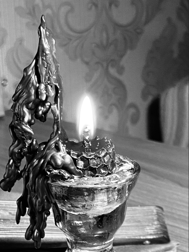 Черная восковая свеча