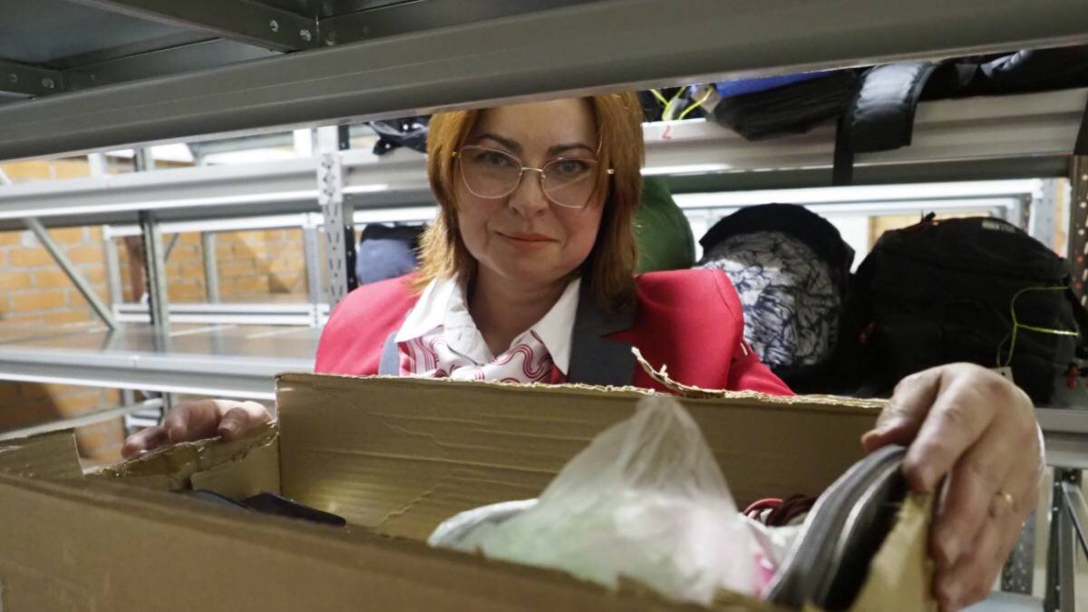    Старший кладовщик склада забытых вещей Московского метрополитена на станции «Деловой центр» Наталья Леонович показывает оставленные москвичами предметы / Фото: Антон Гердо / Вечерняя Москва