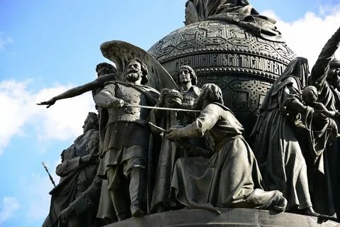  1862г. ,в г.Новгороде воздвигнут монумент тысячелетию Руси