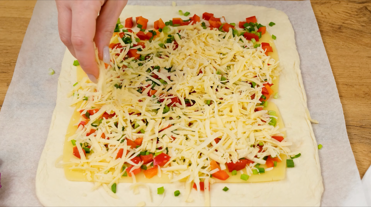 Быстрый и вкусный завтрак: рецепт слоеных картофельных сырных снеков