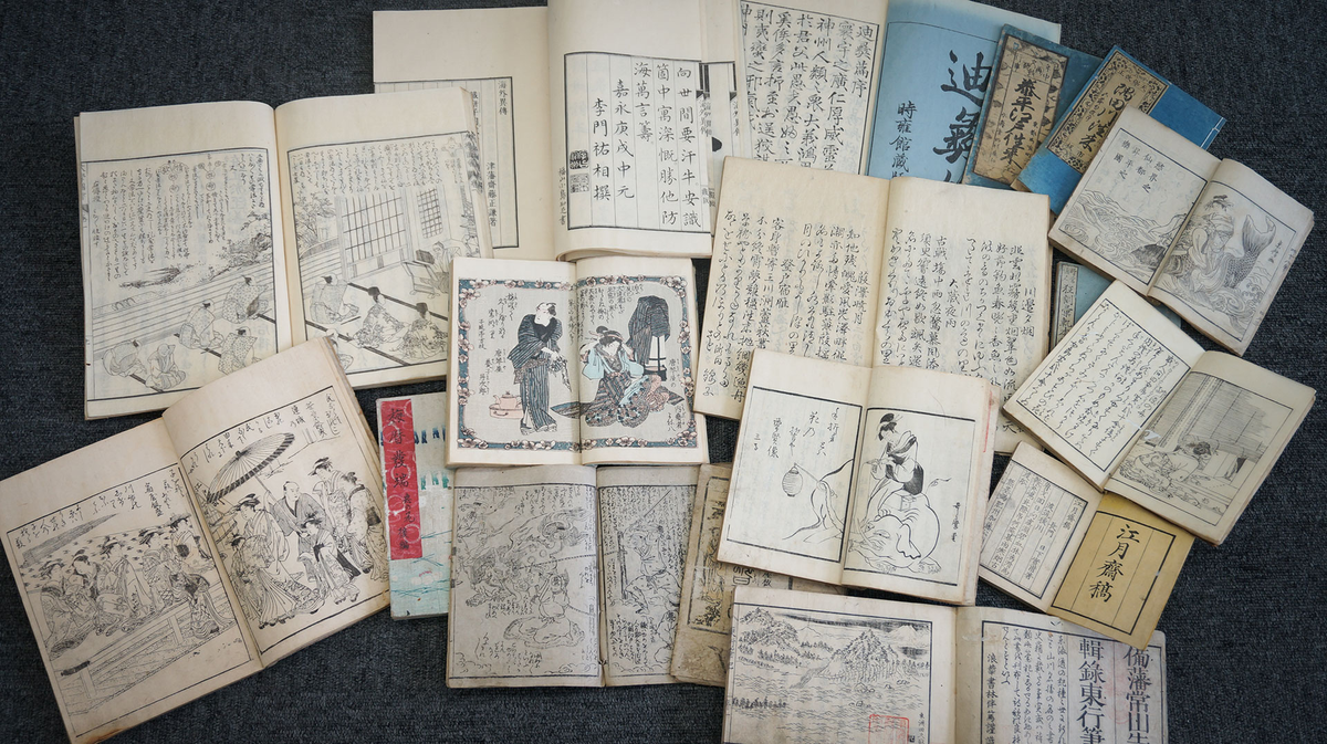 Японские книги периода Эдо (1603–1867). Фото: https://admission.seijo.ac.jp/feature/manabi/bun/027. 