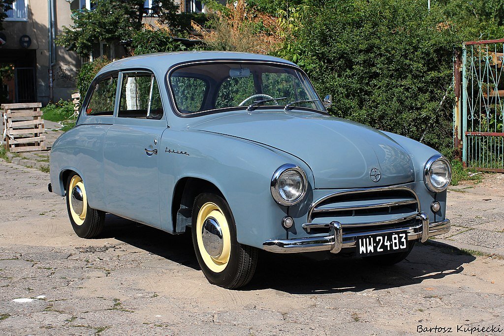     Тачки друзей СССР: 6 смешных, но очень популярных машин советской Европы