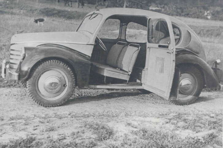    Малютка с 0,5-литровым мотором мощностью 15 л. с. - первая и последняя попытка Венгрии делать свою малолитражку. После этого страна сосредоточилась на автобусах Ikarus и грузовиках Czepel.TotalCar