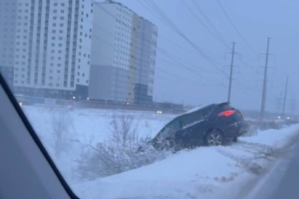     Три машины вылетели на обочину из-за гололеда на Муринской дороге в Петербурге  СОЦСЕТИ