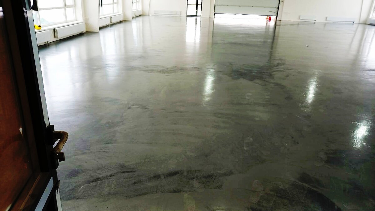 Самым популярным считается бетонный пол. Как легко догадаться, данные полы делают из бетонного раствора, который после затвердевания образует крепкое и монолитное покрытие. При сравнительно невысокой стоимости, пол из бетона является очень прочным и долговечным. 