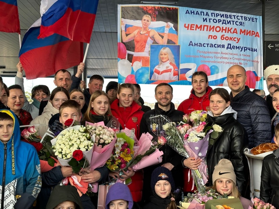     Поприветствовать спортсменку пришли родные и близкие. Фото: anapanovosti