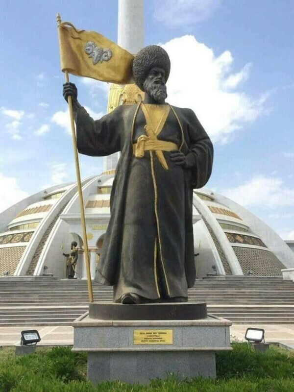 Узун Хаса́н (азерб. Uzun Həsən, اوزون حسن; перс. اوزون حسن‎), Ну́срат ад-Дин Абу Наср Хаса́н-бек (1425, Диярбакыр — 6 января 1478, Тебриз) — глава и правитель туркоманской племенной конфедерации Ак-Коюнлу и одноимённого государства с 1453 по 1478 год, создавший недолговечную империю, в состав которой входили территории Ирана, Ирака, Анатолии, Армении и Азербайджана. Титуловался как «Падишах Ирана». В 1461 году начал кампанию против Кара-Коюнлу. Со смертью Джаханшаха в 1467 году, Узун Хасан присоединил территории в Азербайджане и Ираке. K 1469 году подчинил территорию всего Ирана.
Узун Хасан являлся самой важной фигурой династии Ак-Коюнлу. Он правил огромной частью рассматриваемого региона с 1453 по 1478 год.