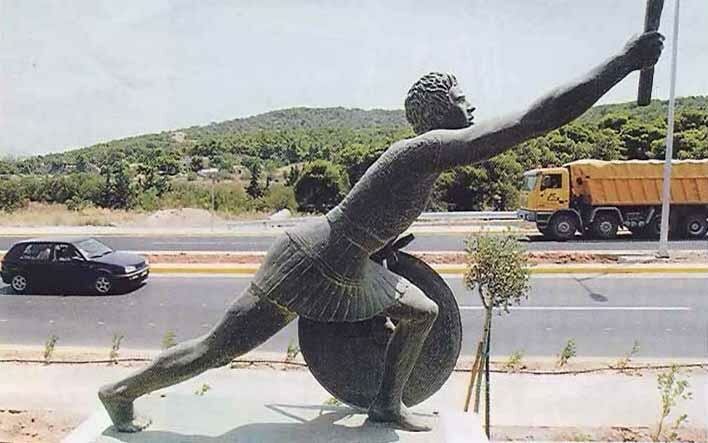 Современный памятник Фиддипиду на дороге в Марафон.