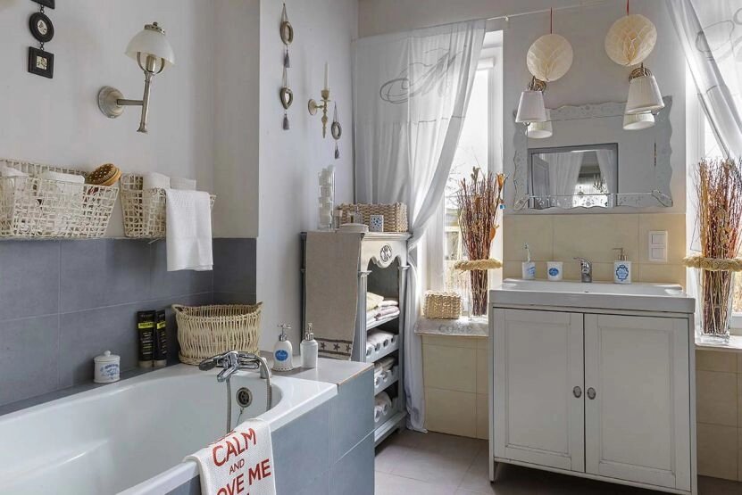 Дом в стиле прованс с борзыми собаками среди полей: голубой буфет ...