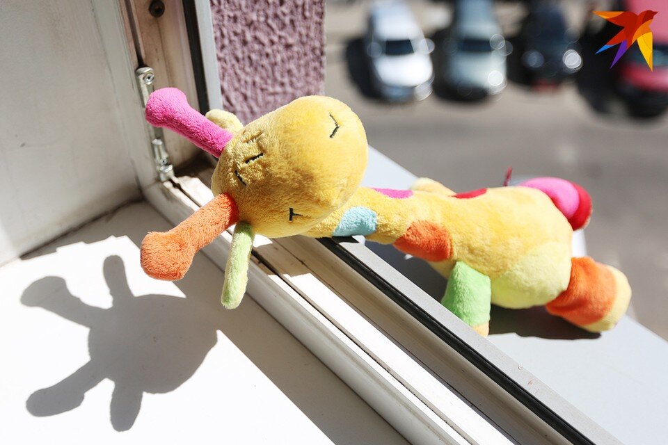     Дети выпадают из окон случайно и специально вылазят на подоконник мыть окна. Дмитрий ЛАСЬКО