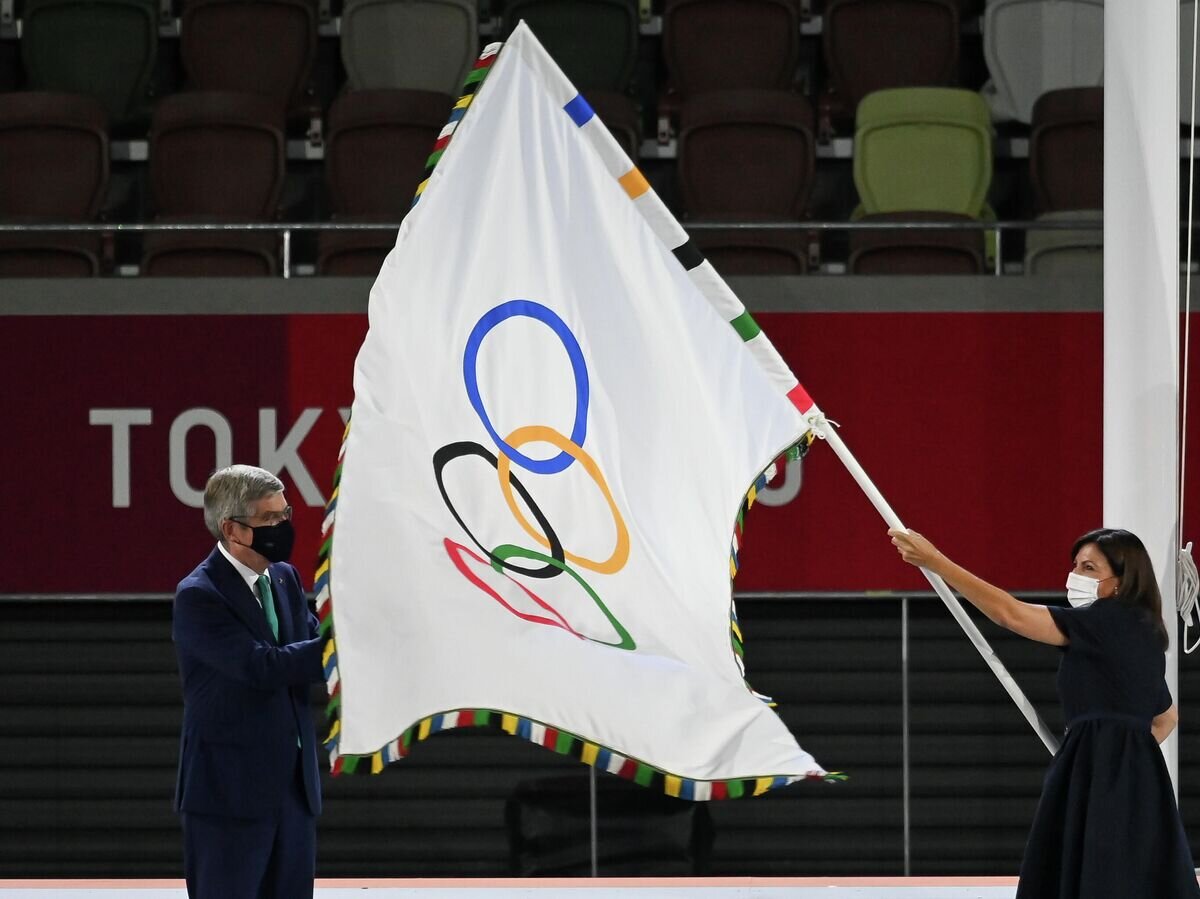    Президент Международного олимпийского комитета (МОК) Томас Бах передает олимпийский флаг мэру Парижа Анн Идальго© РИА Новости / Григорий Сысоев