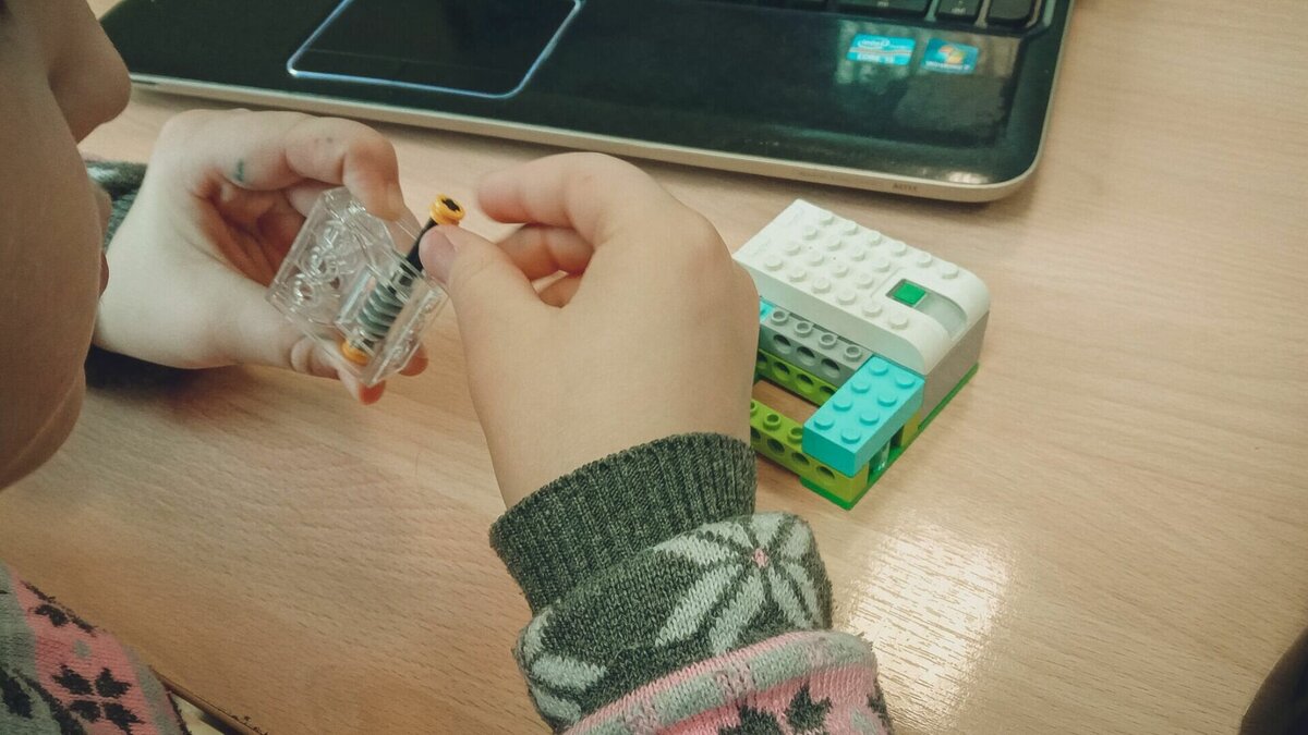     Самые непримечательные предметы повседневного обихода, как выяснилось, могут стать пристанищем для целых колоний опасных микробов и бактерий. О шести предметах, таящих в себе скрытую угрозу, а также о том, как противостоять бактерии — в материале Mkset.