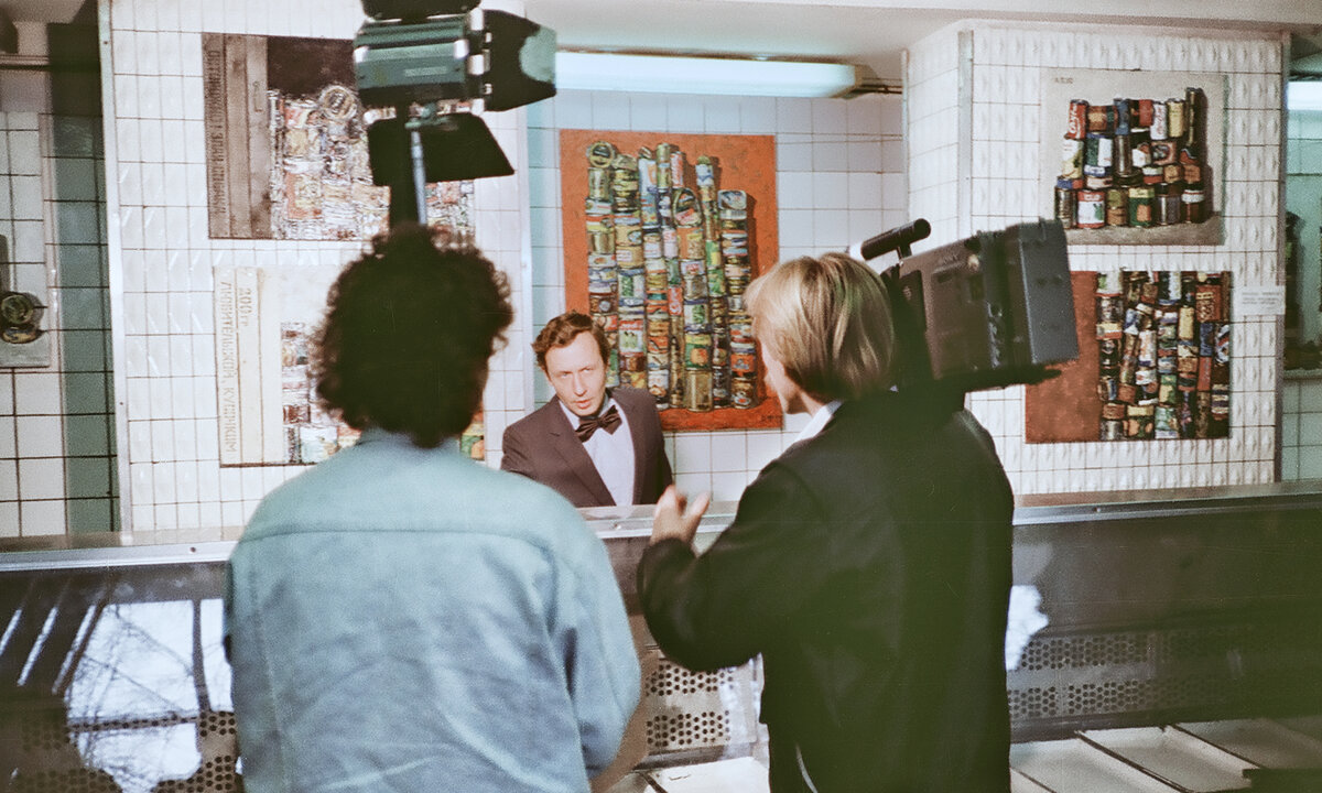 Выставка-акция Александра Попова «Гастроном», состоявшаяся в 1990 г. в московском гастрономе на Комсомольском проспекте.