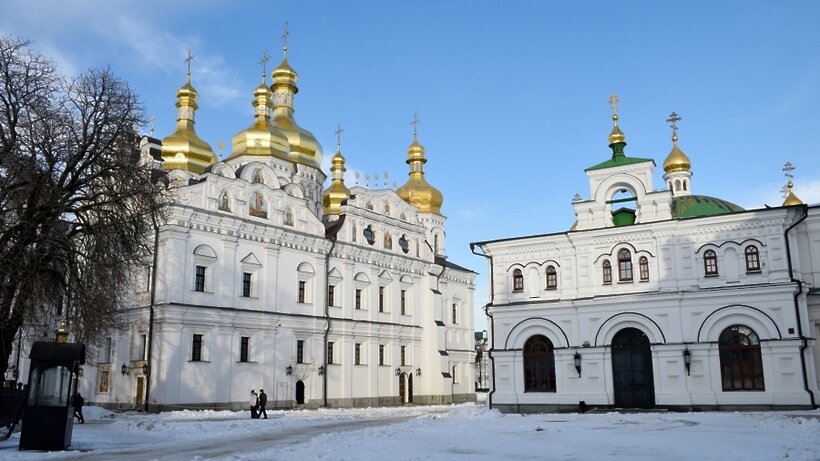    Успенский собор и трапезный храм (справа) Киево-Печерской лавры в Киеве. © РИА Новости