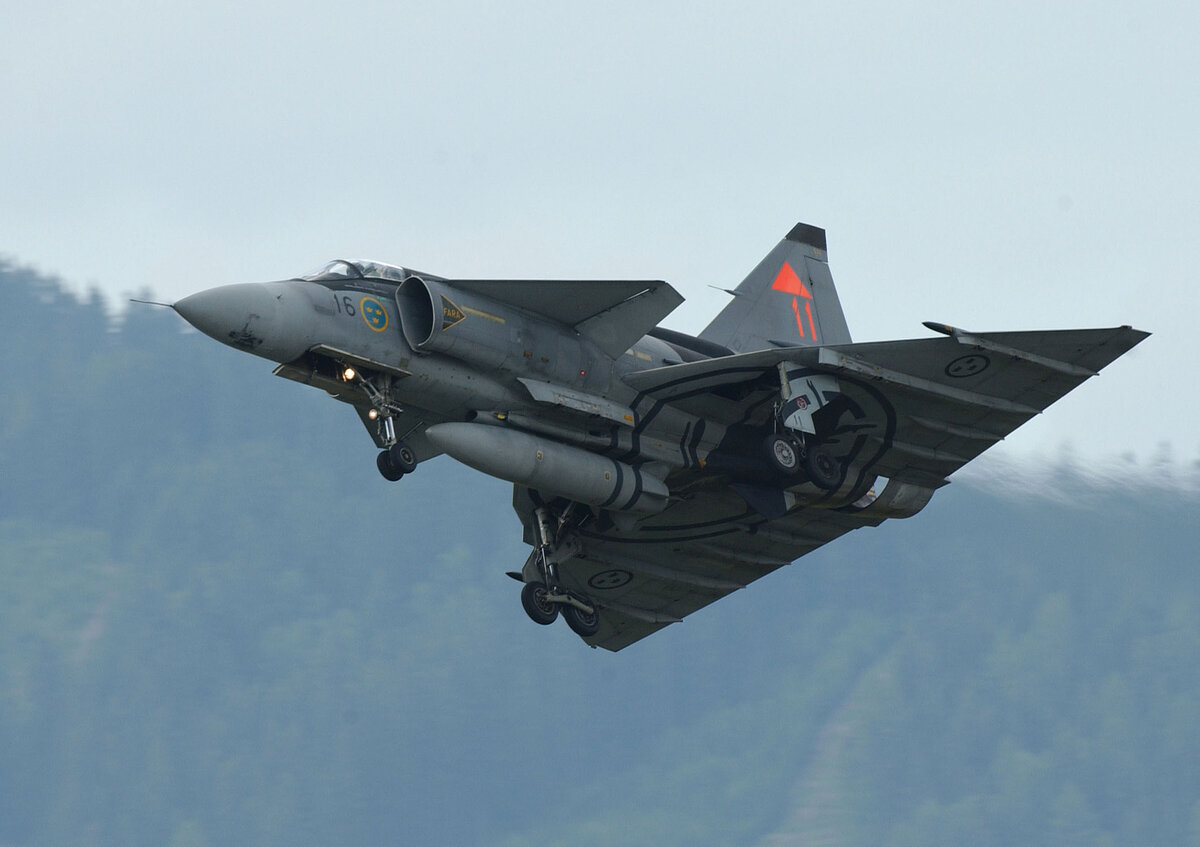 Один из самых необычных тактических истребителей – Saab 37 «Вигген». На снимке серийный истребитель-перехватчик SAAB JA 37 «Вигген» из 16-й флотилии ВВС Швеции
