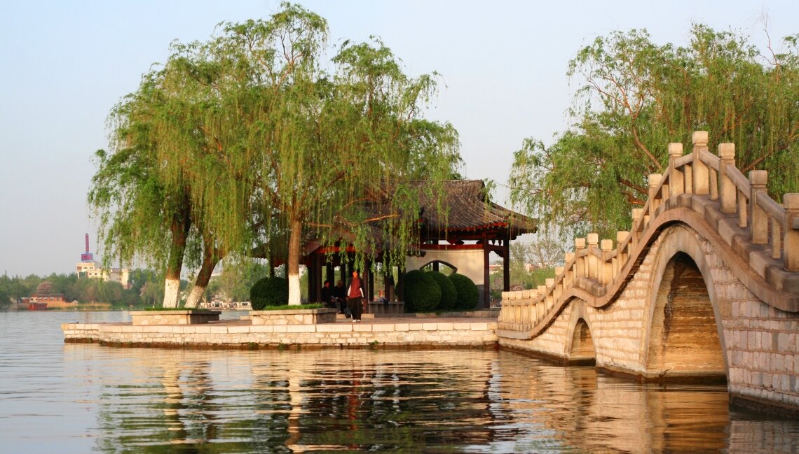 Мост с каменными столбами, Озеро Даминху, г. Цзинань, Китай. 