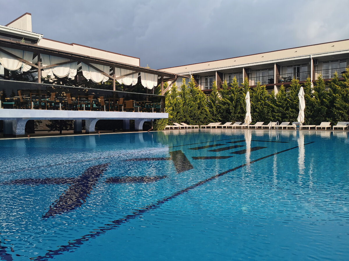 Бассейн в отеле Lexx