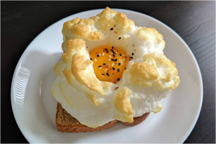     Этот способ приготовления яичницы полюбили уже тысячи людей в соцсетях