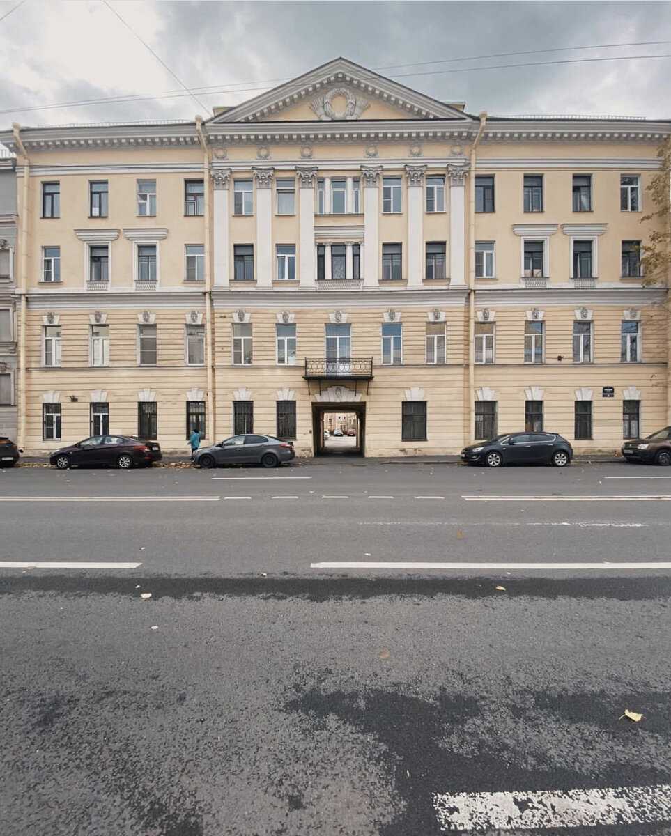 Дореволюционный дом на Рижском пр., который был настроен на два этажа ...