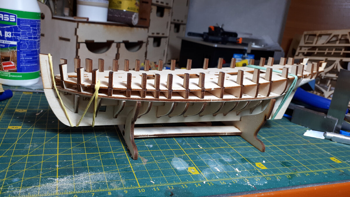 Изгиб палубы делала с помощью размачивания фанеры в горячей воде и установки на место. Закрепляла с помощью канцелярских резинок.