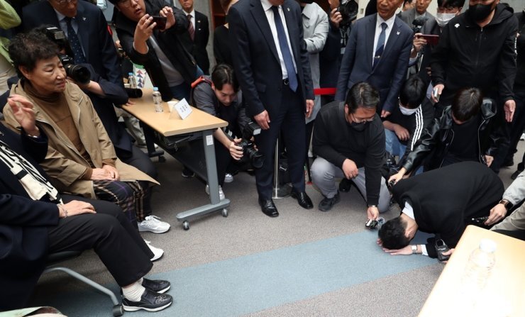 Внук бывшего диктатора Чон Ду Хвана У Вон (справа) извиняется перед жертвами подавления его дедом восстания в Кванджу 1980 года во время его визита в Кванджу 31 марта. 