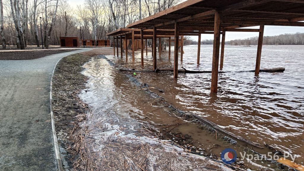    Ириклинское водохранилище пока не увеличивает сброс, оставляя его на уровне 15 куб.м. в секунду. В Оренбурге Урал продолжает расти